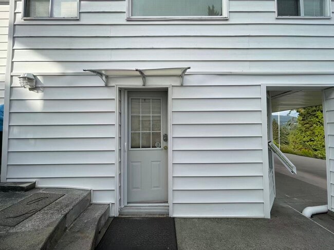 1021 Tuxedo Dr in Port Moody, BC - Building Photo - Building Photo