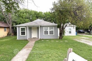 401 Marshall St in Sanger, TX - Building Photo