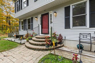 36 Carriage House Dr in Danbury, CT - Building Photo - Building Photo