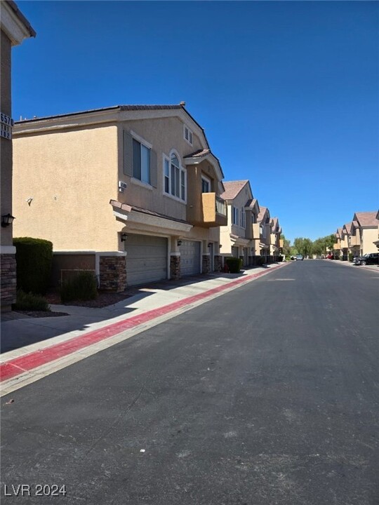 6570 Tumbleweed Ridge Ln in Henderson, NV - Foto de edificio