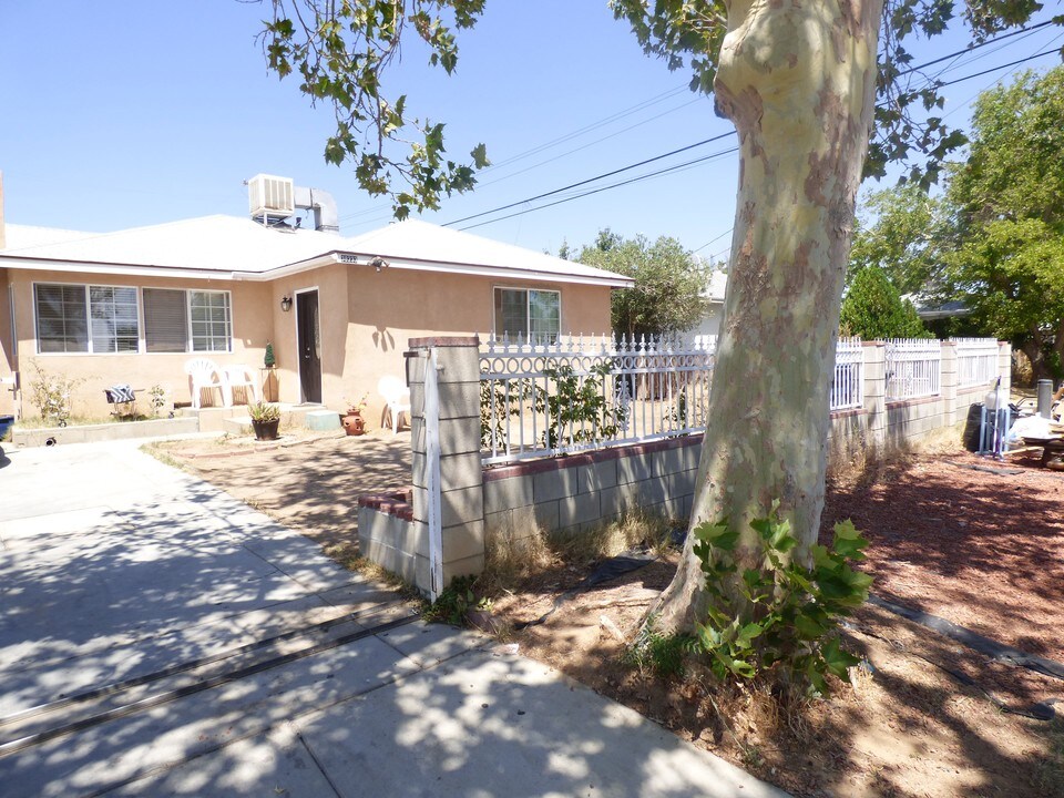 38233 17th St E in Palmdale, CA - Foto de edificio