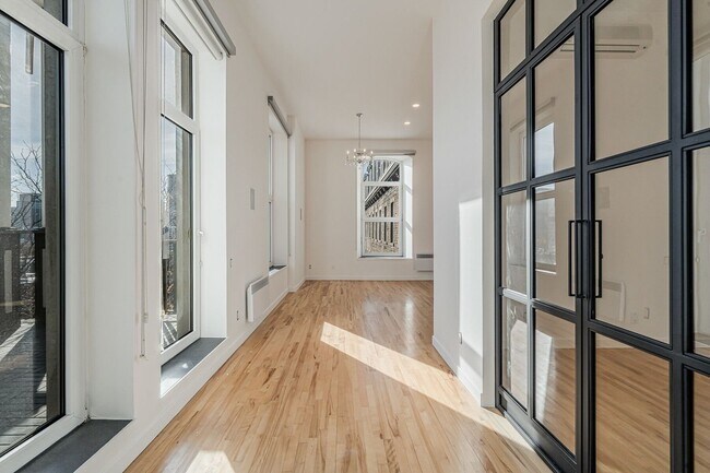 244 Sherbrooke St E in Montréal, QC - Building Photo - Building Photo