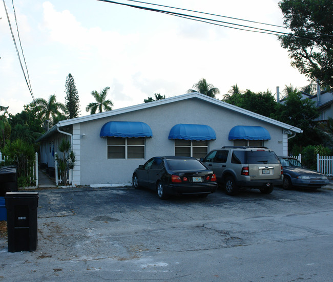 905 SE 13th St in Fort Lauderdale, FL - Foto de edificio - Building Photo