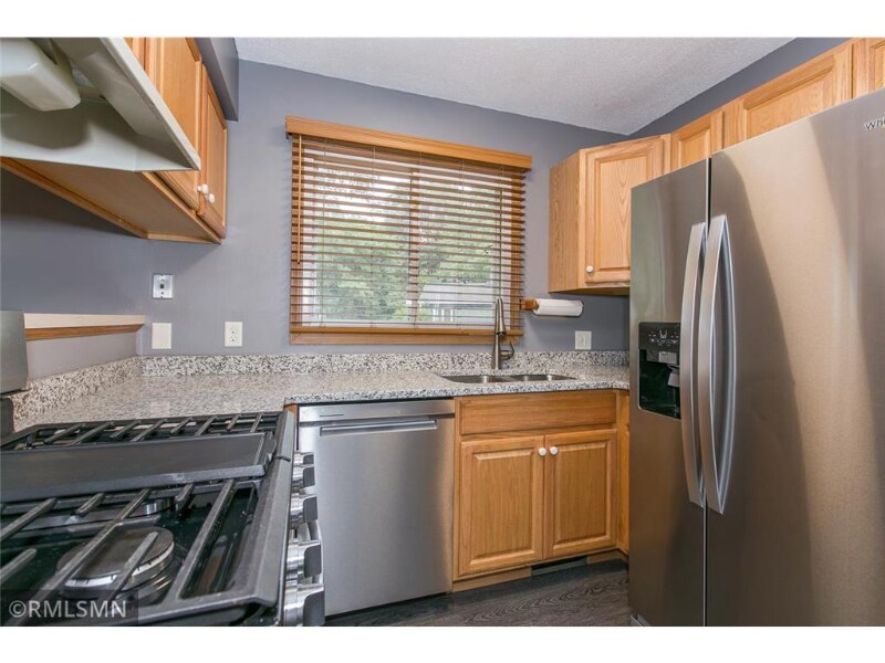 4826 Grenwich Way N in Oakdale, MN - Building Photo