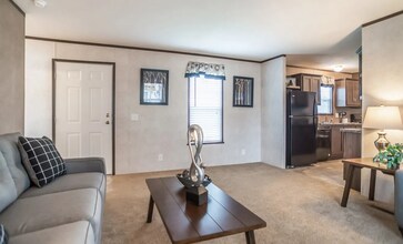 17148 Canterbury Cir in Holly, MI - Foto de edificio - Building Photo