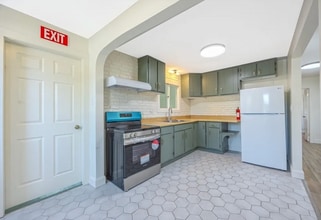 318 Newton St in South Hadley, MA - Building Photo - Building Photo