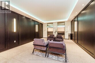 488 University Ave in Toronto, ON - Building Photo - Building Photo