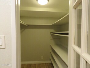 18547 Collins St in Los Angeles, CA - Building Photo - Building Photo