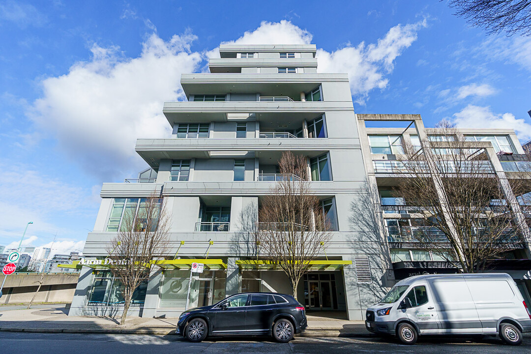 495 W 6th Ave in Vancouver, BC - Building Photo