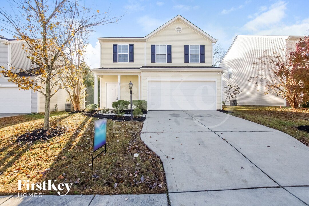 15607 Lakepoint Forest Dr in Charlotte, NC - Building Photo