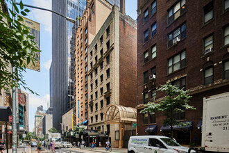 140 W 55th St in New York, NY - Foto de edificio - Building Photo