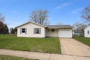 621 Goldenview Dr in Champaign, IL - Building Photo