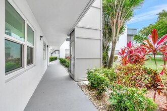 422 Normandy Ln in Delray Beach, FL - Building Photo - Building Photo