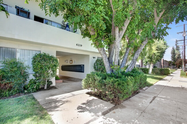 6219 Reseda Blvd in Reseda, CA - Building Photo - Building Photo