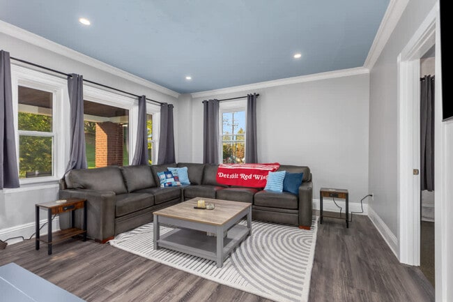 property at 21 Coldbrook St NE