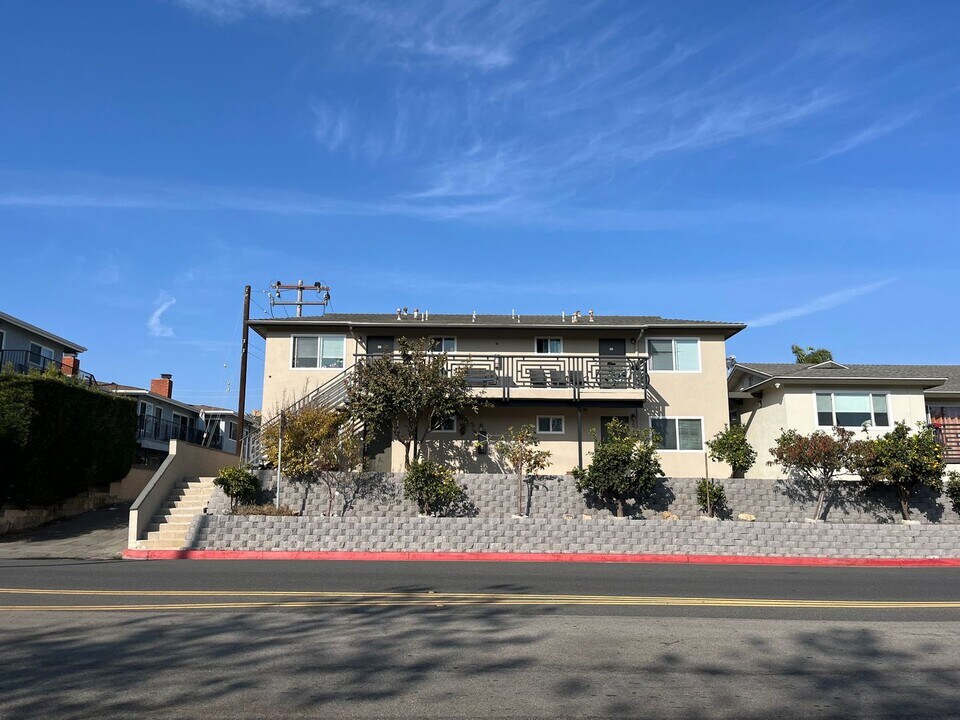 225 Atlanta Ave in Huntington Beach, CA - Building Photo
