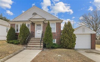 196 Wardlaw Ave in Providence, RI - Building Photo