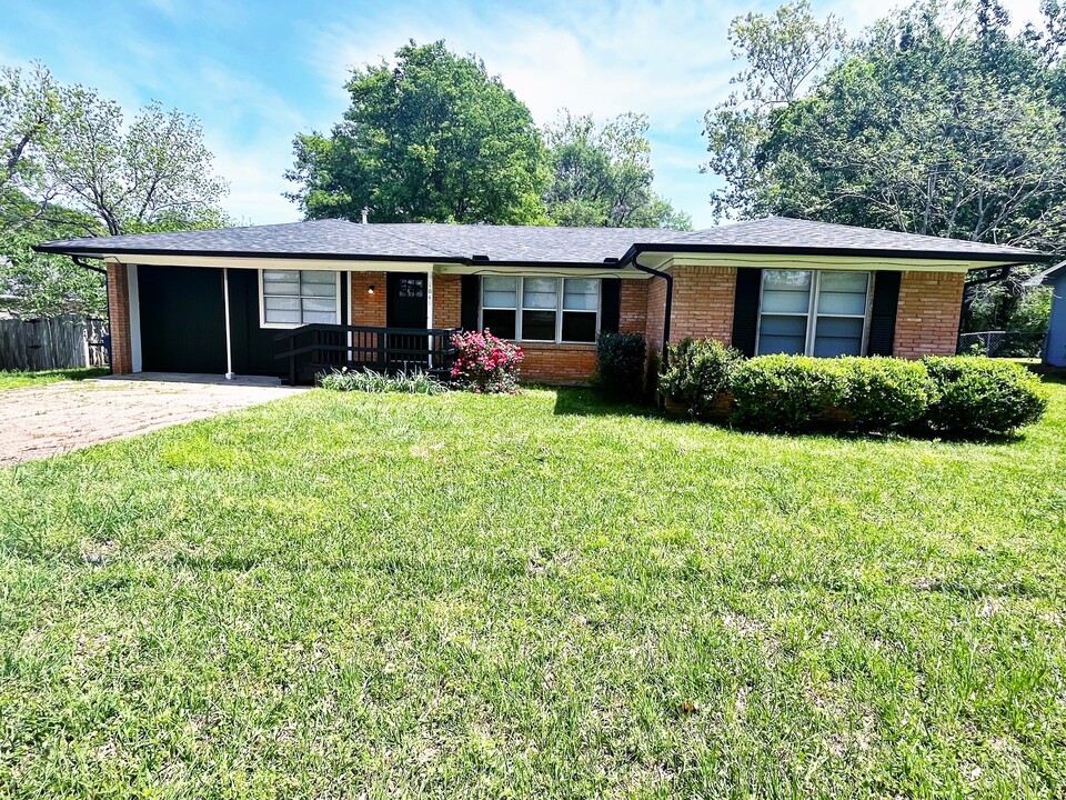 104 Lakeview St in Whitehouse, TX - Building Photo
