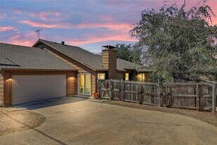 9724 Summerwood Cir in Dallas, TX - Building Photo