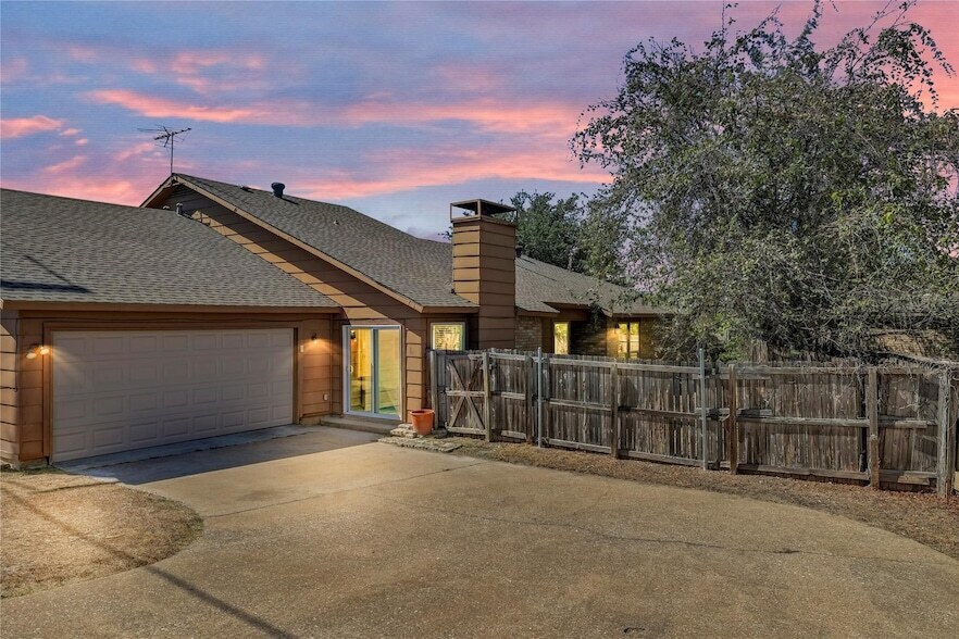 9724 Summerwood Cir in Dallas, TX - Building Photo