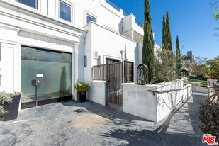 10647 Ashton Ave in Los Angeles, CA - Building Photo