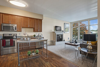 Woodin Creek Village in Woodinville, WA - Foto de edificio - Interior Photo