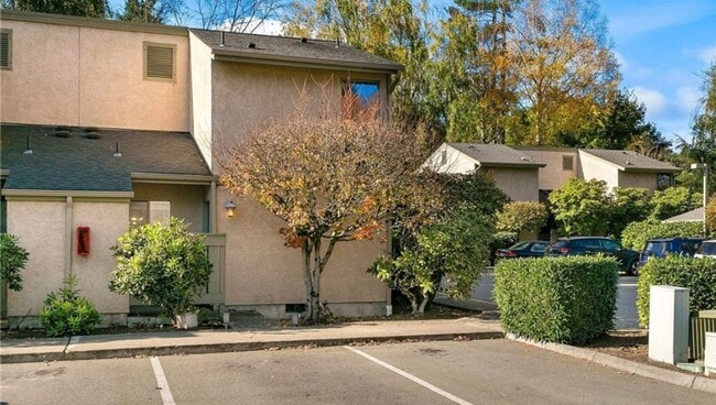 10037 NE 138th Pl in Kirkland, WA - Building Photo - Building Photo