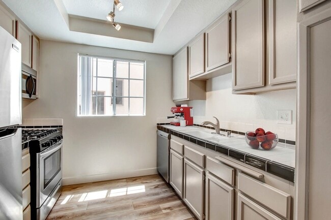 310 S. Swall Drive Apartments in Los Angeles, CA - Building Photo - Building Photo