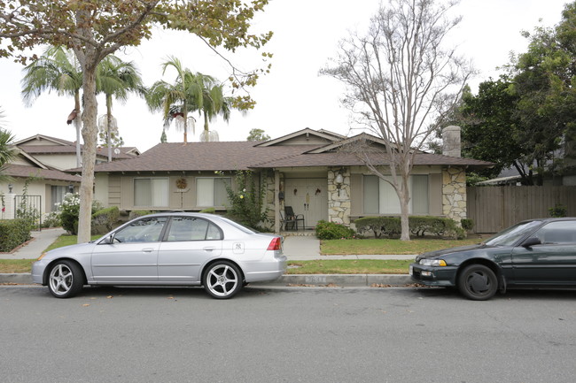 2631 W Juniper St in Santa Ana, CA - Foto de edificio - Building Photo