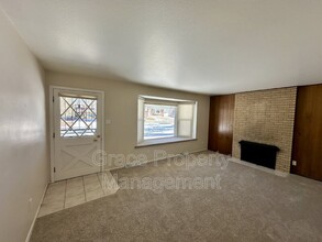 7033 S Cherry St in Centennial, CO - Foto de edificio - Building Photo