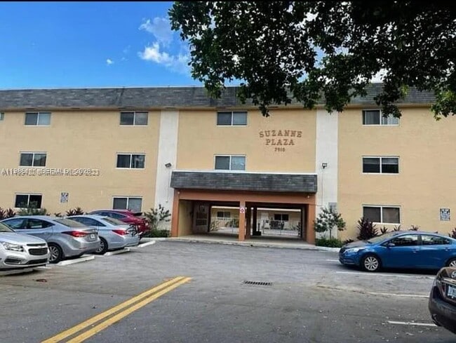 7910 Taft St in Pembroke Pines, FL - Building Photo - Building Photo