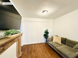 52-25 39th Rd in Queens, NY - Building Photo