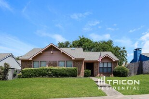 1015 Cedar Run Dr in Duncanville, TX - Building Photo