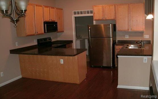 579 N Pontiac Trail in Walled Lake, MI - Building Photo - Building Photo