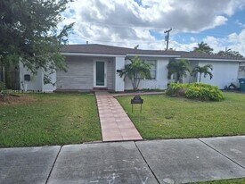 8980 SW 44th St in Miami, FL - Building Photo
