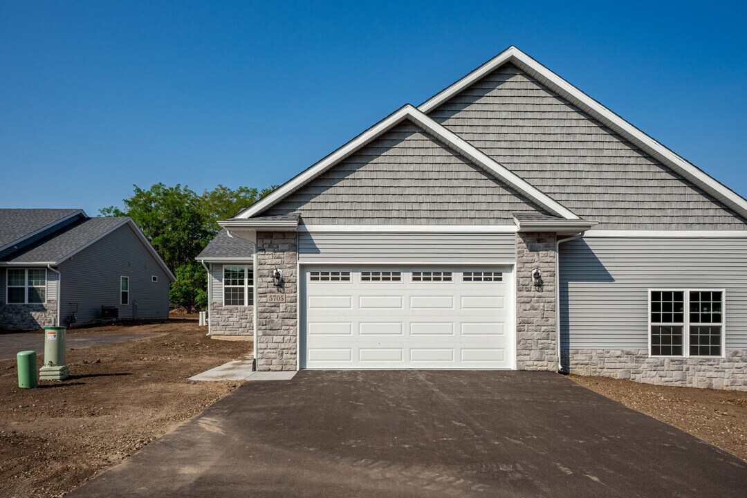 5705 Roy's Ridge in Loves Park, IL - Building Photo