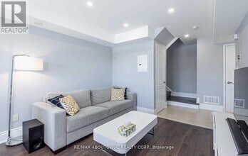 2557 Sixth Line in Oakville, ON - Building Photo - Building Photo