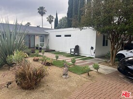 7040 Semrad Rd in Los Angeles, CA - Building Photo