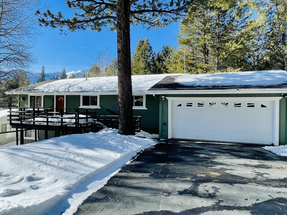 1086 Clear View Dr in South Lake Tahoe, CA - Building Photo