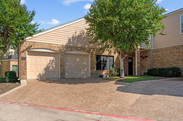 207 Cimarron Trail in Irving, TX - Building Photo