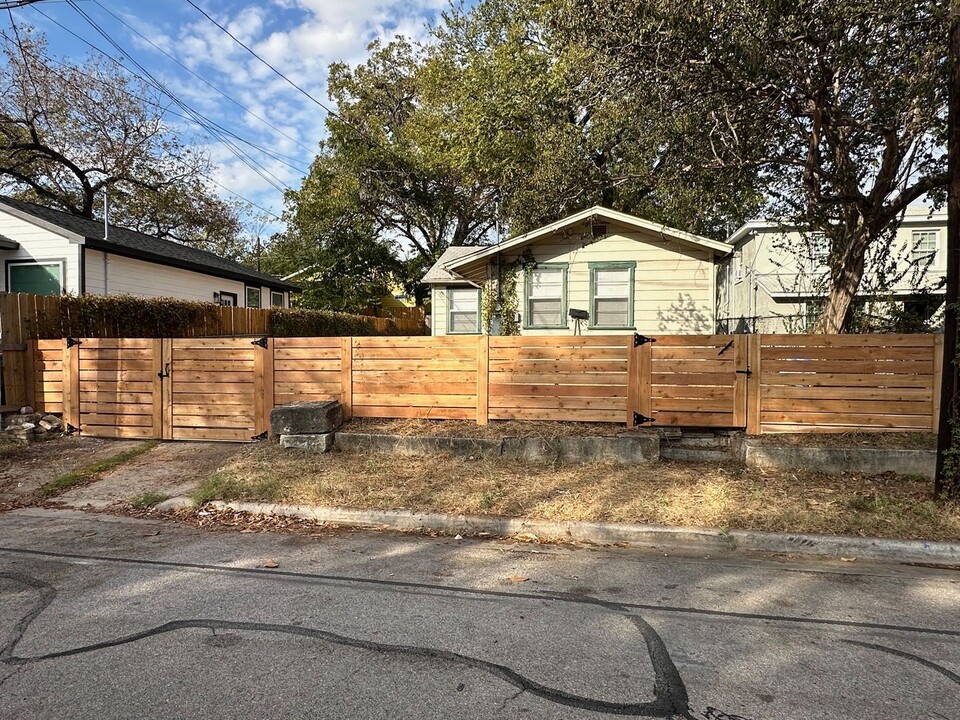 2310 Santa Maria St in Austin, TX - Building Photo
