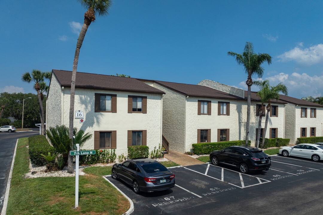 Peppertree Lake Condominiums in St. Petersburg, FL - Building Photo