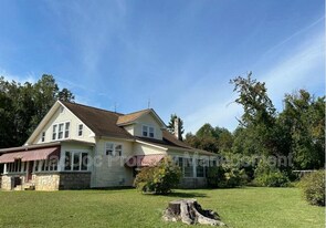 885 Truslow Rd in Fredericksburg, VA - Building Photo