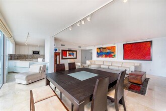 611 Ocean Dr in Key Biscayne, FL - Foto de edificio - Building Photo