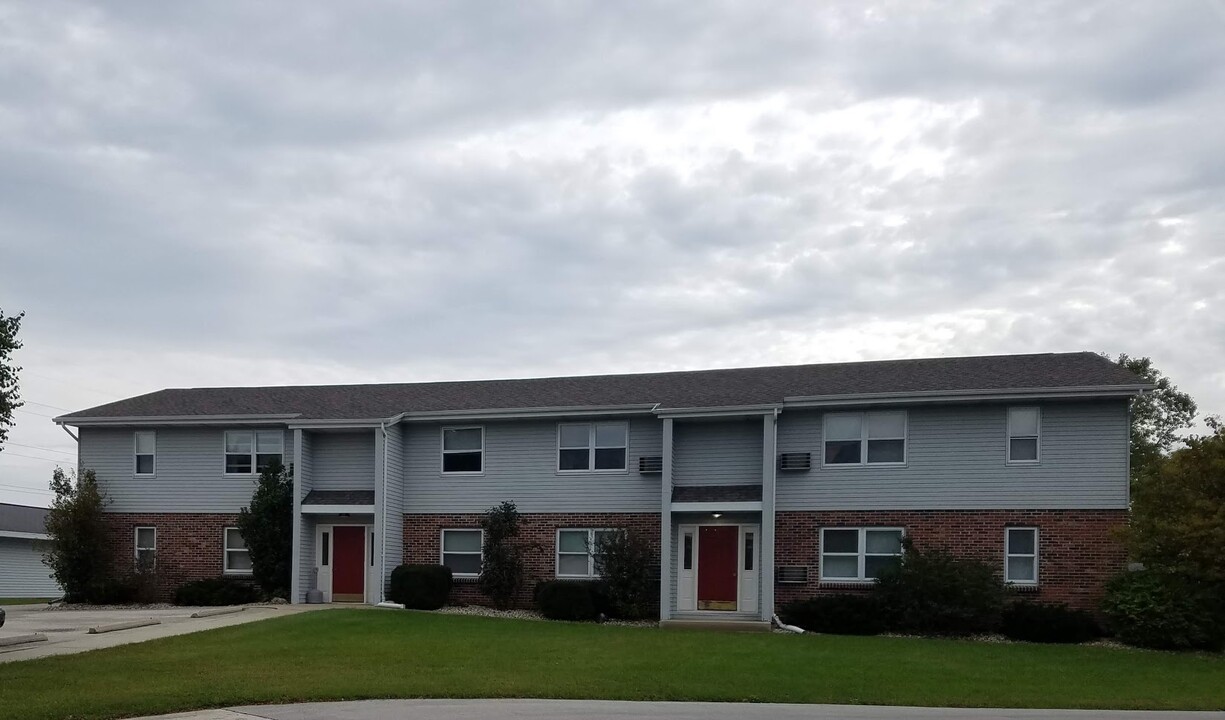 823 Ann Ct, Unit L in Plymouth, WI - Foto de edificio