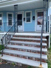 50 Windsor Rd, Unit 1 in Medford, MA - Foto de edificio - Building Photo