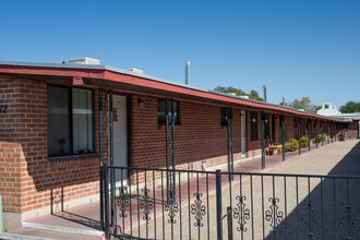 Loma Vista Apartments in Tucson, AZ - Building Photo - Building Photo