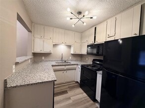 1110 Lynn St in Weatherford, TX - Building Photo - Building Photo