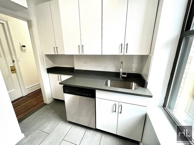 WEST 72 STREET in New York, NY - Building Photo - Building Photo