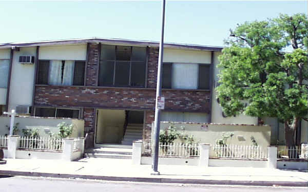 Canoga Capri in Canoga Park, CA - Foto de edificio - Building Photo